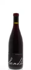 Sandhi Sanford și Benedict Pinot Noir este un vin frumos stratificat și nuanțat, cu note de cireș roșu dulce, rodie, portocaliu de sânge, mentă și piper alb. Vinul este minunat adânc, cărnos și nuanțat.