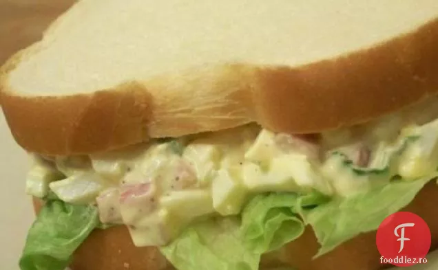 Salată de ouă și șuncă