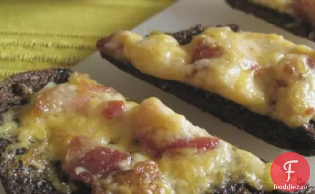 Pufuri ușoare de Bacon și brânză Pumpernickel