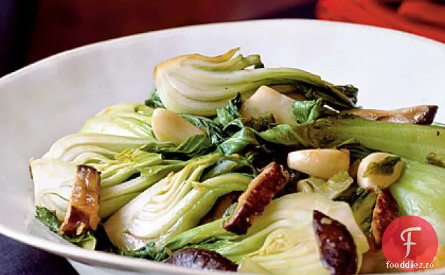 Bok choy prăjit și salată verde cu ciuperci