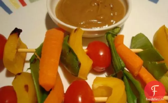 Kabobs Veggie În Stil Thailandez Cu Sos Picant De Arahide