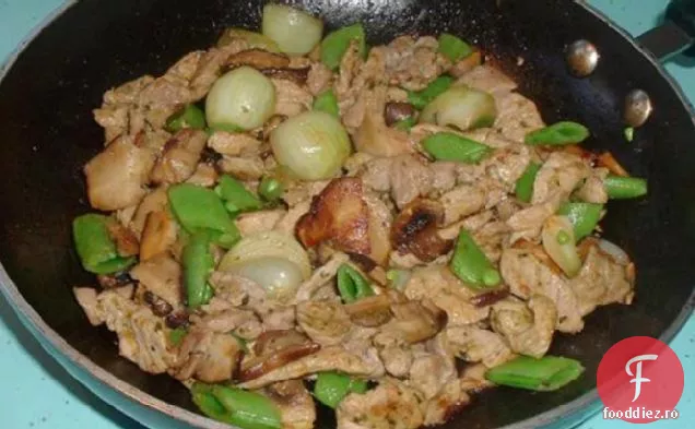 Carne de porc și ciuperci coriandru se amestecă Fry