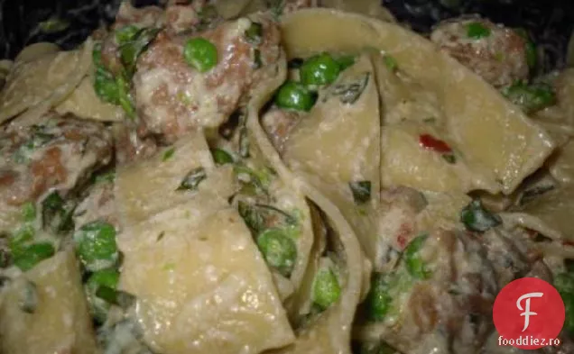 Tagliatelle cu mazăre zdrobită, cârnați și brânză Ricotta-Giada