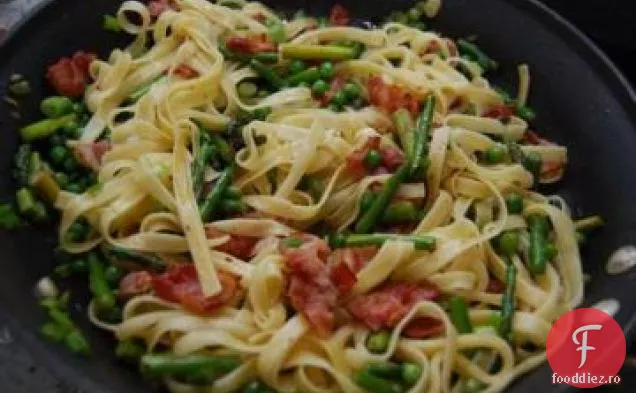 Fettuccine cu mazăre, sparanghel și Pancetta