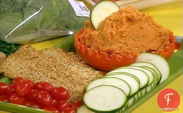 Năut, piper prăjit și rozmarin răspândit cu pâine plată, roșii de struguri și discuri de dovlecei