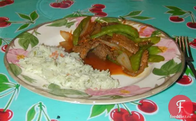 Carne de vită prăjită cu mandarină cu ceapă și mazăre de zăpadă
