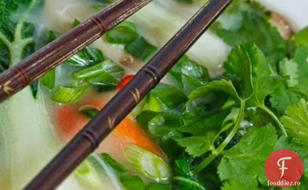 Supă Thailandeză De Tăiței De Pui