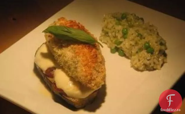Parmezan pui cu crustă pe vinete roșii uscate la soare și Mozzar