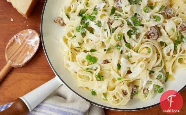 Tagliatelle cu mazăre zdrobită, cârnați și brânză Ricotta