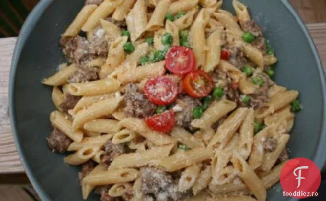 Penne cu cârnați, mazăre și Mascarpone