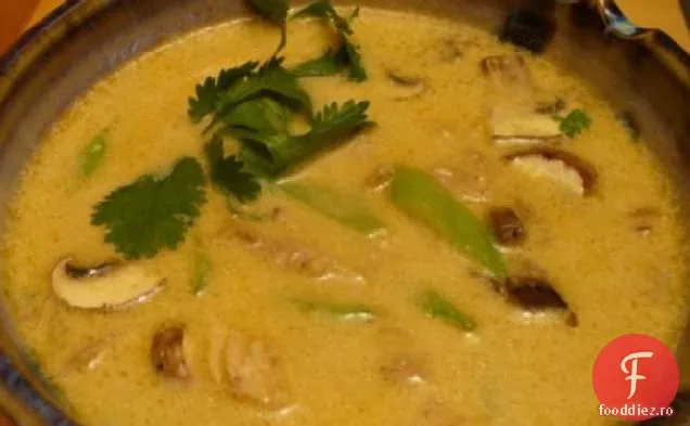 Mâncare Confortabilă Asiatică (Supă De Tăiței De Pui Cu Nucă De Cocos-Curry)