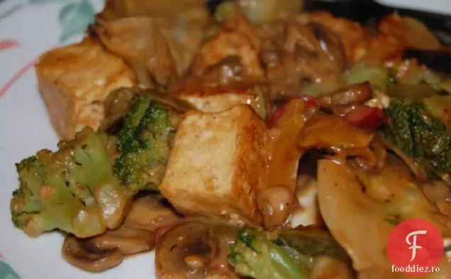 Tofu picant prăjit cu sos de arahide cu mazăre de zăpadă și ciuperci