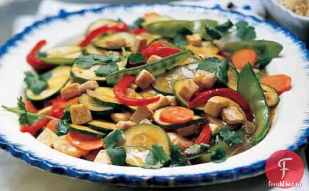 Se amestecă legume de grădină cu Tofu și orez brun