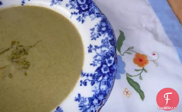 Cremă engleză de supă de ierburi de măcriș