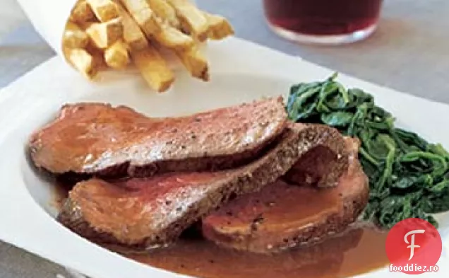 Filet de vită cu sos de vin roșu, spanac cremă și cartofi prăjiți trufați