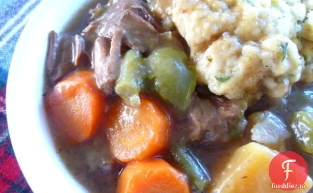 Tocană De Legume De Vită De Iarnă Cu Găluște Pufoase Cu Ierburi
