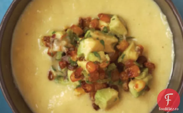 Supă proaspătă de porumb acoperită cu Guacamole de porumb prăjit