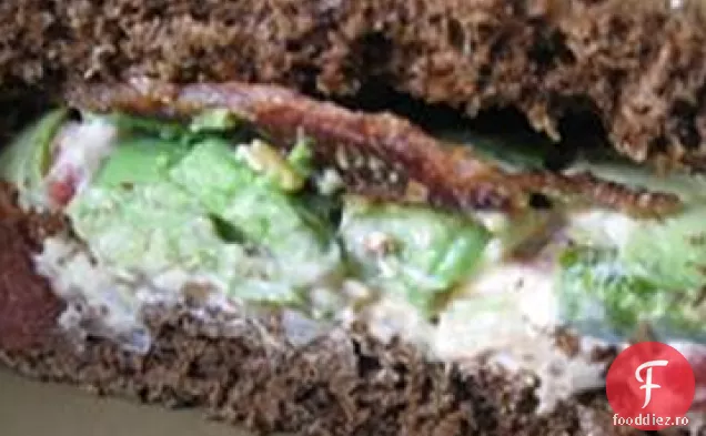 Sandvișuri picante cu brânză Pimento cu Avocado și slănină