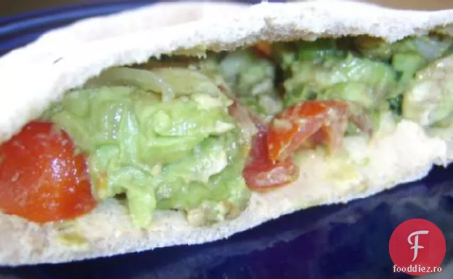 Sandwich cu Avocado, roșii și Hummus