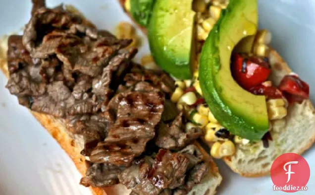 Cina în seara asta: sandviș cu friptură cu porumb, roșii și Avocado