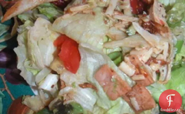 Salată de pui, slănină și Avocado