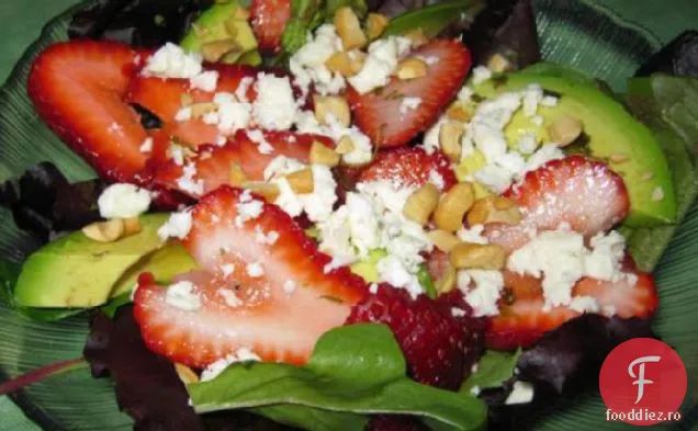 Salată de căpșuni de Avocado cu Feta și nuci într-un vin de tarhon