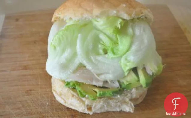 Un Sandwich Ușor De Pui-Avocado