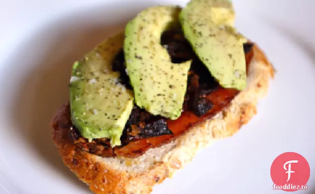 Sandviș cu slănină, Avocado și roșii uscate la soare