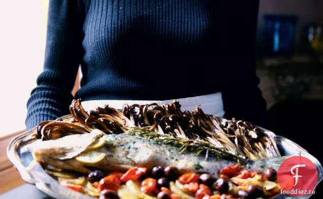 Biban de mare întreg prăjit cu cartofi și măsline
