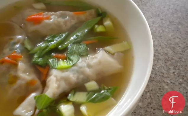 Wontons De Pui Într-Un Bulion De Soia De Ghimbir