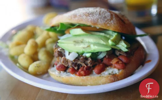 Sandviș Carnitas Cu Salsa De Avocado