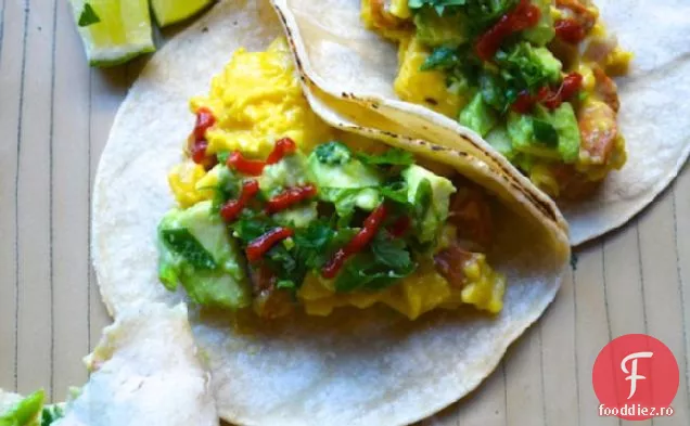 Tacos cu ouă și cârnați cu Avocado și Scallion