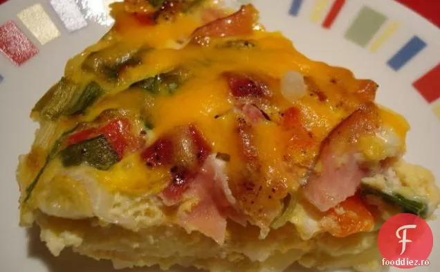 Cârnați afumați, cartofi, ardei și ceapă în stil rustic