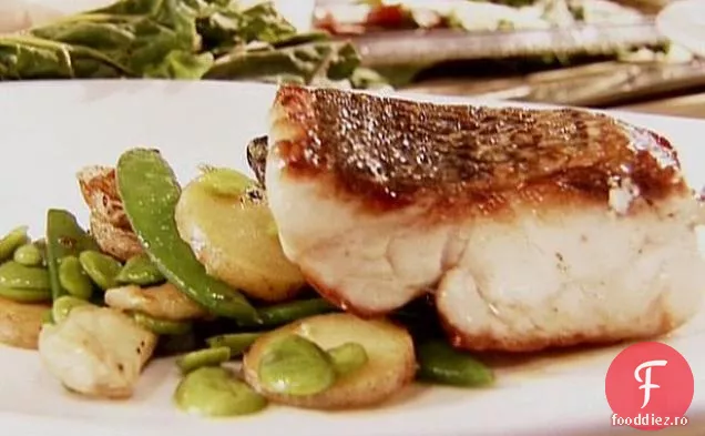 Bas cu dungi sălbatice arse cu legume de primăvară Sotate