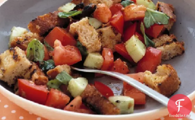 Salată de roșii și pâine la grătar