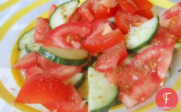 Salată răcoritoare de castraveți, roșii și tei
