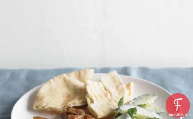 Pui marinat cu salata de castravete-menta