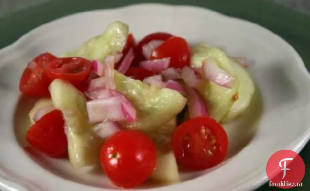 Salată de castraveți și roșii