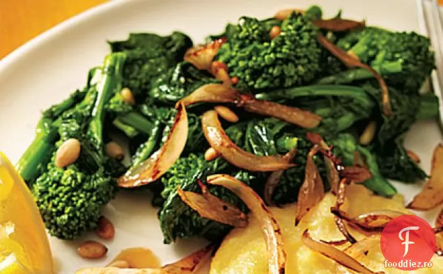 Broccoli rabe cu ceapă și nuci de pin
