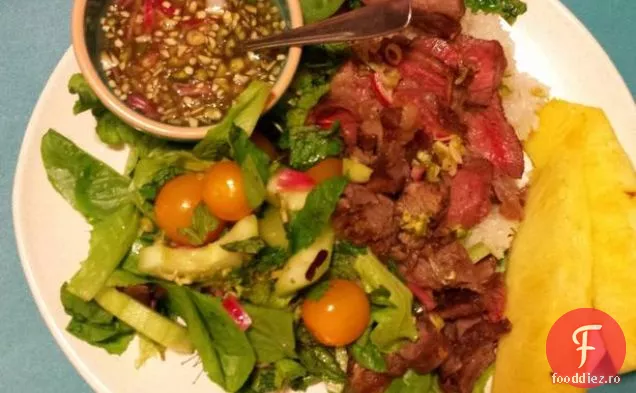 Salată Tiger Cries (o salată picantă de vită Thailandeză)