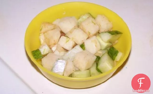 Salată Jicama cu castraveți și tei