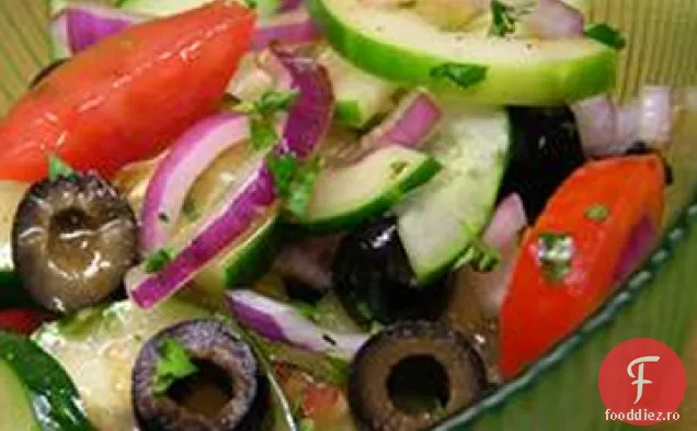 Salată de roșii de castraveți cu dovlecei și măsline negre în vinetă balsamică de lămâie