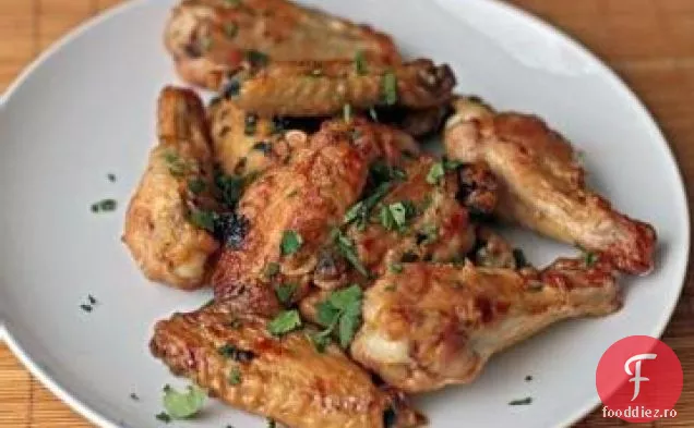 Aripi de pui curry crocante cu sos de castravete de coriandru