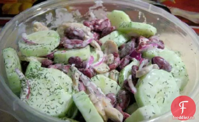 Salată de castraveți și fasole roșie