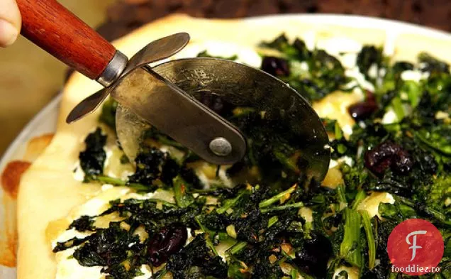 Pizza Cu Broccoli Rabe Și Ceapă Prăjită