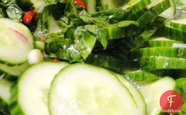 Gatiti cartea: salata de castraveti cu busuioc de lamaie
