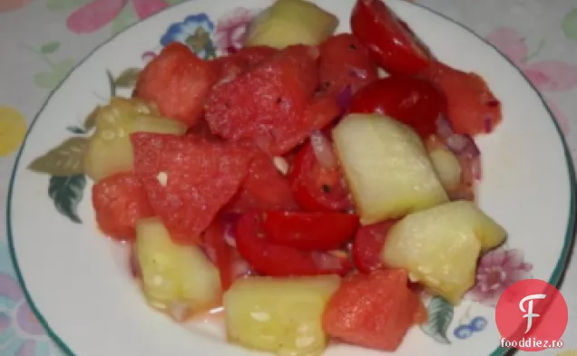 Salată de pepene verde, roșii Cherry și castraveți