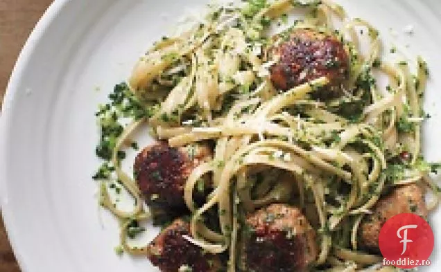 Pesto de Broccoli Rabe cu paste din grâu integral și cârnați de curcan