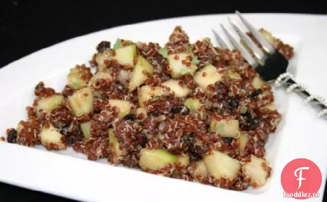 Salată de Quinoa, castraveți și coacăze