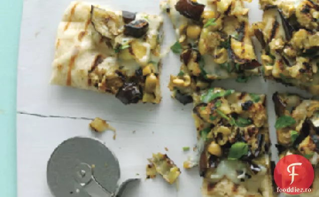 Pizza cu vinete, măsline verzi și Provolone